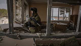 Un militar ucraniano en un edificio muy dañado por la guerra en Stoyanka, Ucrania