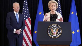 الرئيس  الأمريكي جو بايدن ورئيسة المفوضية الأوروبية أورسولا فون دير لاين في مقر البعثة الأمريكية ببروكسل، بلجيكا.