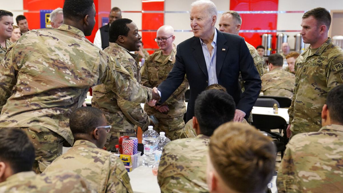 Joe Biden prend une part de pizza avec ses troupes en Pologne