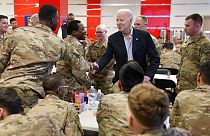 Joe Biden prend une part de pizza avec ses troupes en Pologne