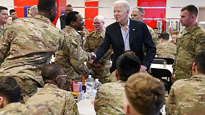 Biden eats pizza with US troops in Poland