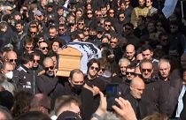 بدون تعليق: حشد هائل يشيع جثمان ناشط فرنسي مؤيد لاستقلال جزيرة كورسيكا قتل في السجن 
