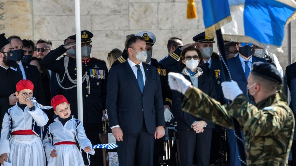 Министр обороны Франции Флоренс Парли стоит рядом со своим греческим коллегой Никосом Панайотопулосом во время парада в честь Дня независимости в Афинах 25 марта 2022 года.