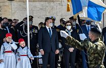 Министр обороны Франции Флоренс Парли стоит рядом со своим греческим коллегой Никосом Панайотопулосом во время парада в честь Дня независимости в Афинах 25 марта 2022 года.