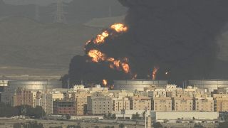 Sűrű fekete füst tör a magasba egy dzsiddai olajraktárban történt robbanás után 2022. március 25-én