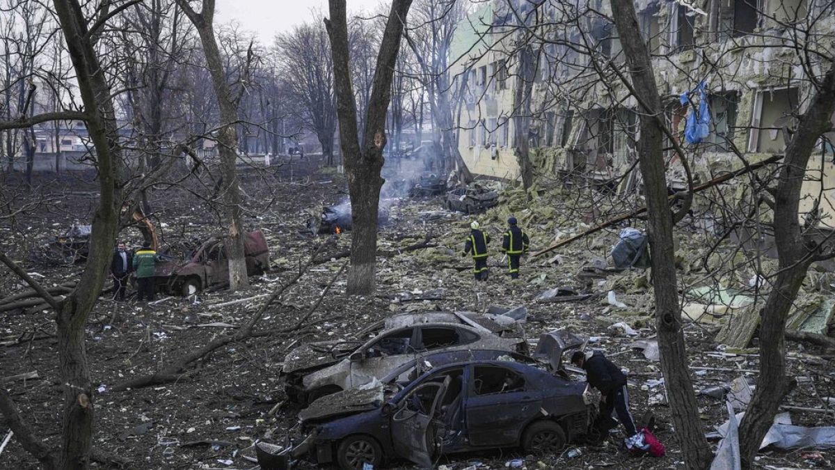 Des employés des services d'urgence ukrainiens travaillent dans une maternité endommagée par des bombardements à Marioupol, en Ukraine, mercredi 9 mars 2022