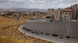 منظر لمخيم شعفاط خلف جزء من جدار الفصل الإسرائيلي في القدس، الجمعة 19 يونيو 2020