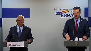 El presidente del Gobierno de España, Pedro Sánchez, y el primer ministro de Portugal, Antonio Costa, en su comparecencia.