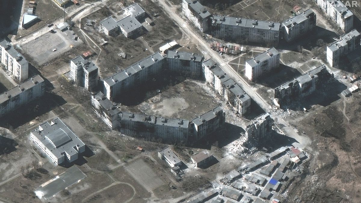Műholdfelvétel megsemmisült lakóépületekről a dél-ukrajnai Mariupolban