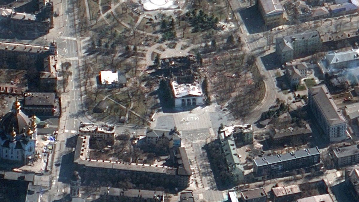Imagen de satélite que muestra las ruinas del teatro de Mariúpol bombardeado por Rusia