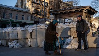 Eine ältere Frau läuft durch Odessa.