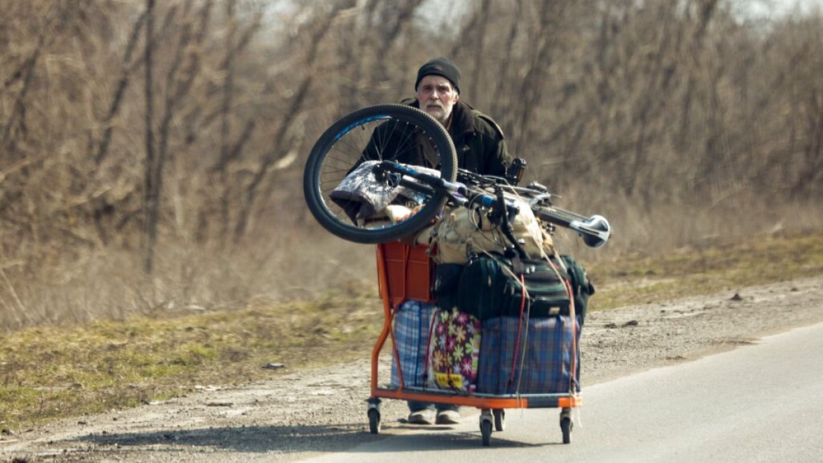 Ukrainian refugees flee the Russian attacks 
