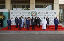 رؤساء دول المجموعة الاقتصادية لدول غرب افريقيا وممثلون آخرون خلال القمة الاستثنائية الخامسة في أكرا