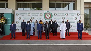 رؤساء دول المجموعة الاقتصادية لدول غرب افريقيا وممثلون آخرون خلال القمة الاستثنائية الخامسة في أكرا