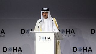 أمير قطر الشيخ تميم بن حمد آل ثاني يلقي كلمة في منتدى الدوحة في العاصمة القطرية في 26 مارس 2022.