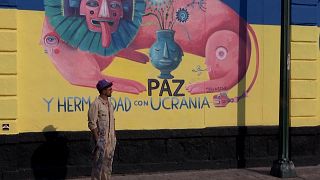 بدون تعليق: رسامو الجداريات المكسيكيون يشتركون في عمل فني يدعو للسلام في أوكرانيا