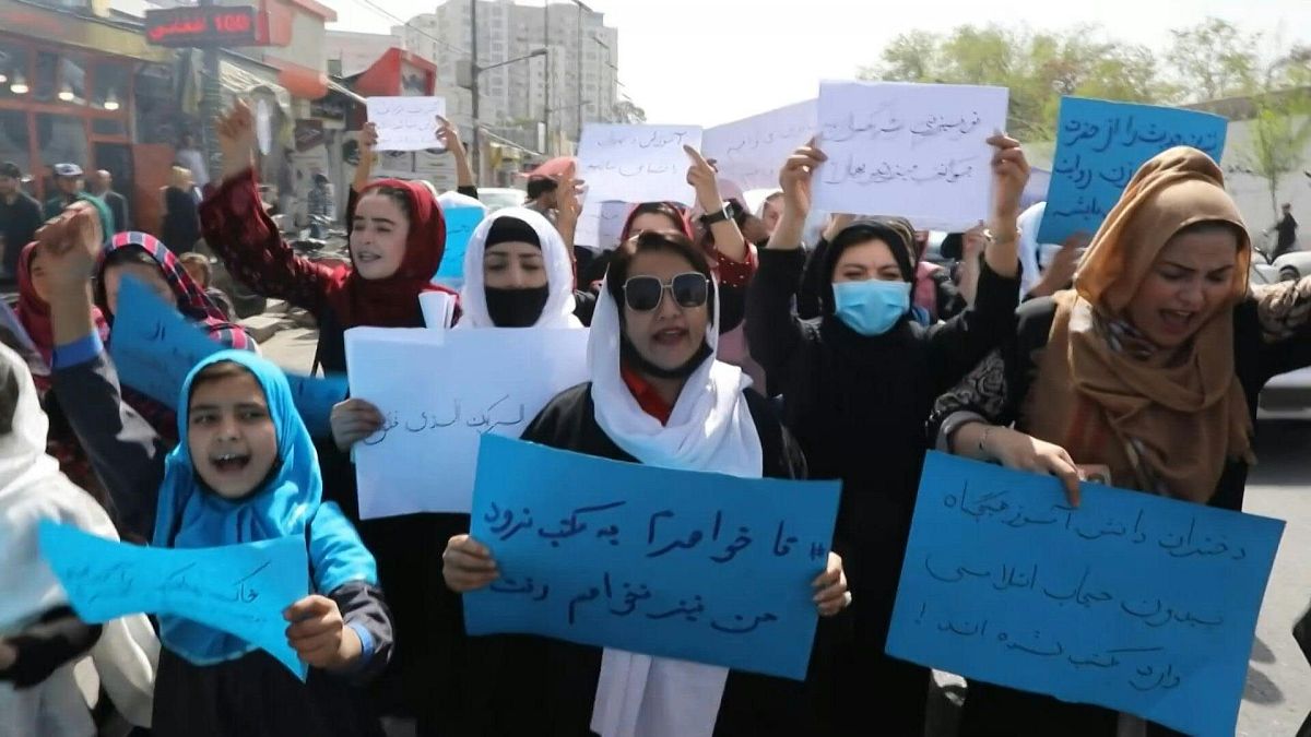 النساء تتظاهر في كابول احتجاجا على قرار طالبان إغلاق الثانويات للفتيات.