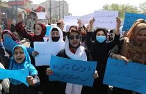 النساء تتظاهر في كابول احتجاجا على قرار طالبان إغلاق الثانويات للفتيات.