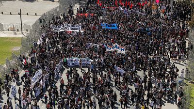 Estudiantes protestan en Chile por un aumento de las ayudas de alimentación y manutención