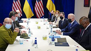 Joe Biden participe à une réunion avec les ministres ukrainiens des affaires étrangères Dmytro Kuleba, et de la défense Oleksii Reznikov, à Varsovie, samedi 26 mars.