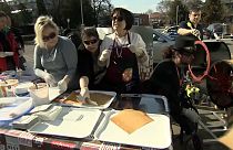 Des bénévoles néerlandais et autrichiens cuisinent et offrent des crêpes aux réfugiés à Záhony en Hongrie.