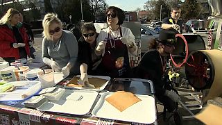 Des bénévoles néerlandais et autrichiens cuisinent et offrent des crêpes aux réfugiés à Záhony en Hongrie.