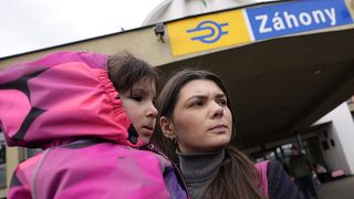 Украинские беженцы на железнодорожной станции Захонь, Венгрия