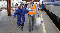 Voluntários de todo o mundo a ajudar na fronteira com a Hungria