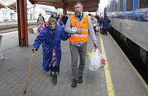 Εθελοντές βοηθούν τους πρόσφυγες