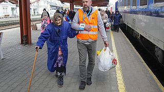 Una red de voluntarios internacionales colaboran en Hungría para recibir a los refugiados ucranianos