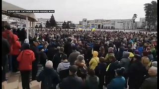 خرج الأوكرانيون فوراً للتظاهر ضدّ الروس
