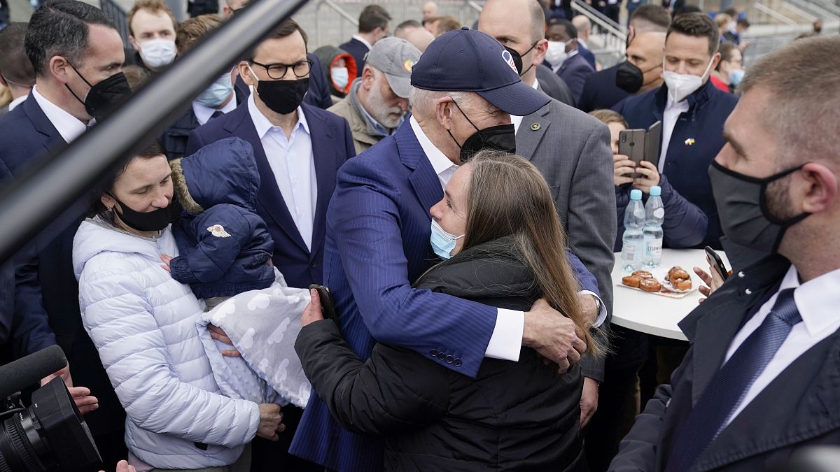 الرئيس الأميركي يضمّ إحدى العاملات في المجال الإنساني خلال لقائه لاجئين أوكرانيين في بولندا 
