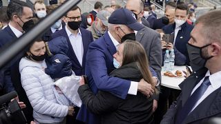 الرئيس الأميركي يضمّ إحدى العاملات في المجال الإنساني خلال لقائه لاجئين أوكرانيين في بولندا