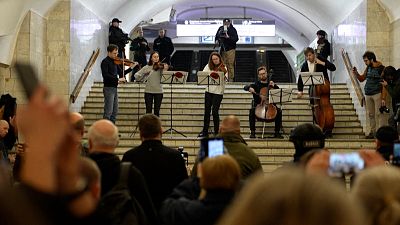 بدون تعليق: حفلة موسيقية في محطة مترو تجلب "بصيص أمل" إلى أوكرانيا التي مزقتها الحرب