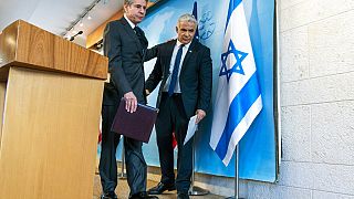آنتونی بلینکن، وزیر امور خارجه آمریکا در کنار یائیر لاپید همتای اسرائیلی‌اش در بیت‌المقدس (اورشلیم) 