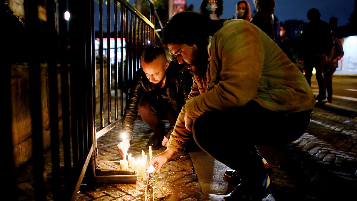 Des fans des Foo Fighters allument des bougies devant l'hôtel où est décédé Taylor Hawkins, le batteur du groupe à Bogota, Colombie, le 27 mars 2022