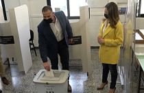 El primer ministro saliente, Robert Abela, vota en las elecciones generales en Malta
