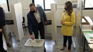 El primer ministro saliente, Robert Abela, vota en las elecciones generales en Malta