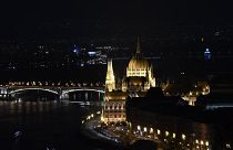 Budapest látképe a Föld órája elnevezésű akció előtt 2022. március 26-án.