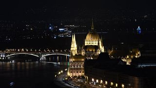 Budapest látképe a Föld órája elnevezésű akció előtt 2022. március 26-án.