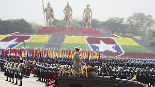 General Min Aung Hlaing, Chef des Militärrats, inspiziert die Truppen anlässlich des 77. Tags der Streitkräfte in Naypyitaw, am 27.03.2022