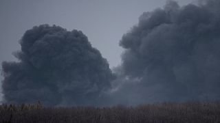 Sűrű, fekete füst száll a magasba egy orosz légicsapást követően Lvivben