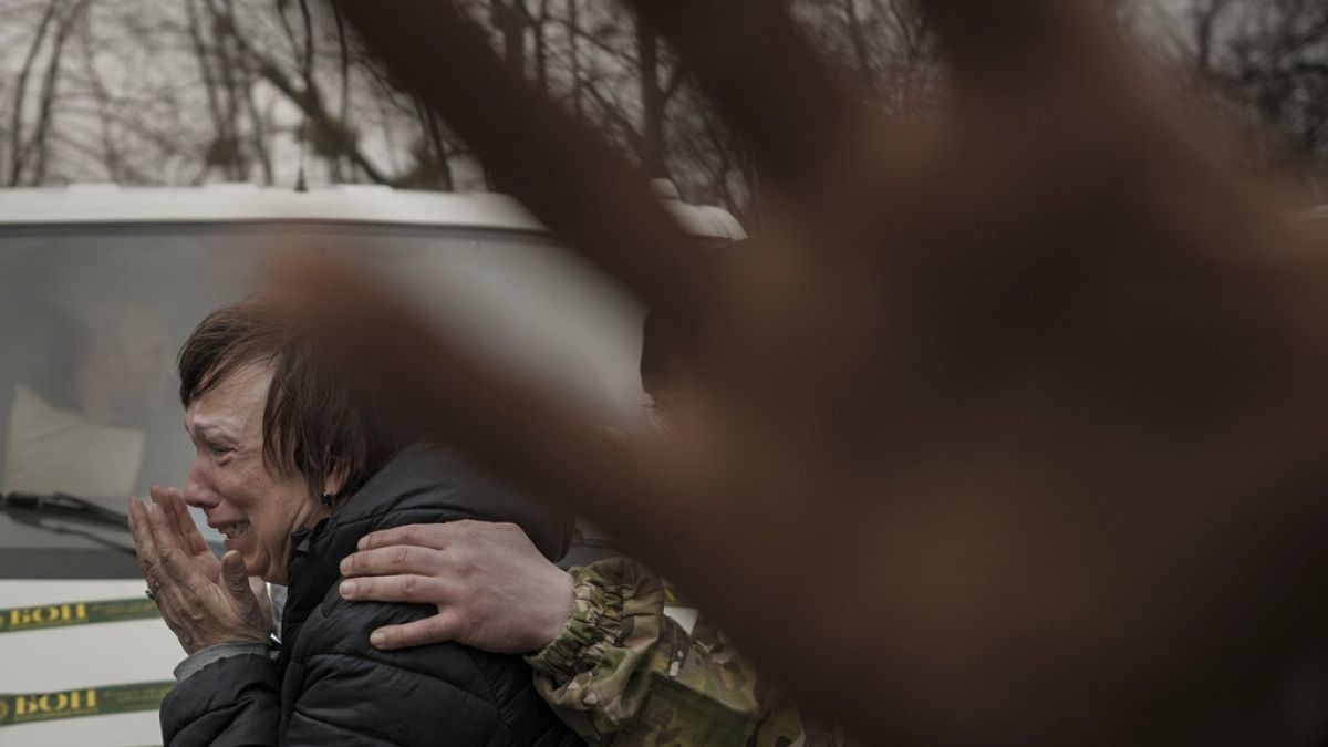 حمله روسیه به اوکراین، زنی در حومه کی‌یف، پایتخت، که مجبور به ترک خانه خود شده است 