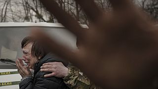 حمله روسیه به اوکراین، زنی در حومه کی‌یف، پایتخت، که مجبور به ترک خانه خود شده است