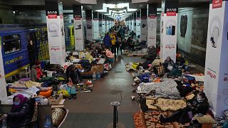 محطة مترو أنفاق بمدينة خاركيف تحولت لمأوى يحمي من القنابل. الخميس 24 مارس 2022.