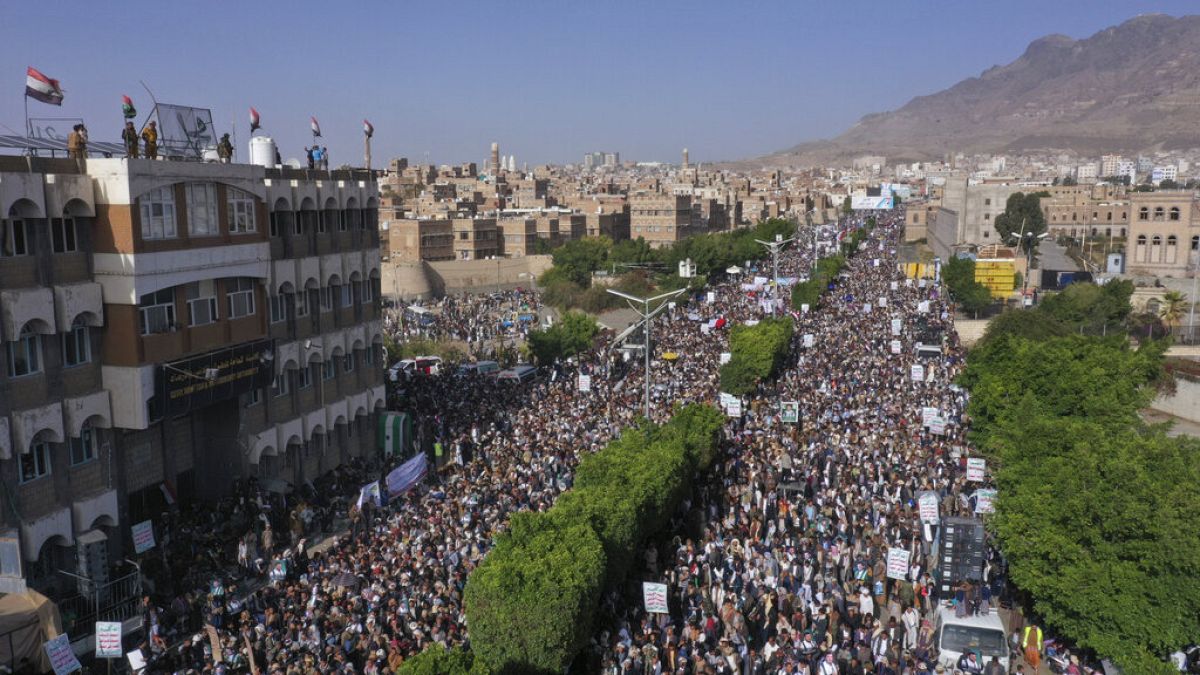 Partidarios hutíes se manifiestan en Sana en el séptimo aniversario de la guerra 