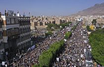 Partidarios hutíes se manifiestan en Sana en el séptimo aniversario de la guerra