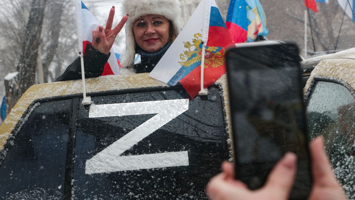 مؤيدون للغزو الروسي لأوكرانيا يستخدمون حرف "z" للتعبير على ذلك.