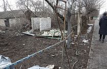 Tüzérségi támadásban megrongálódott építmény romjai Luhanszk közelében