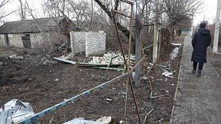 Tüzérségi támadásban megrongálódott építmény romjai Luhanszk közelében